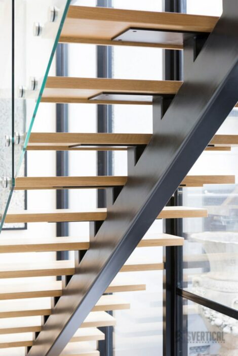 Вид косоура лестницы с двумя площадками 180° на Монокосоуре