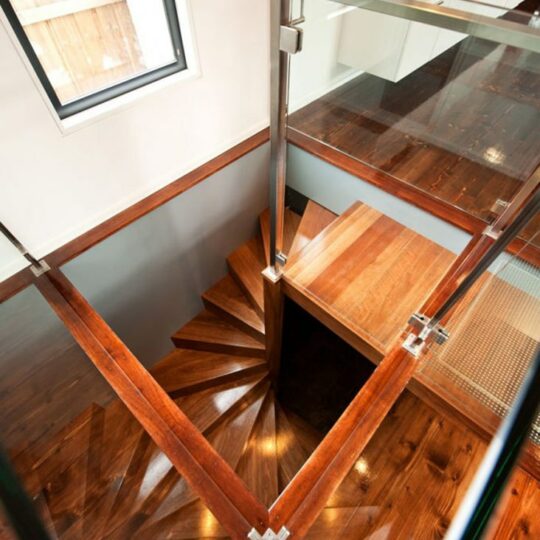 Спиральная лестница с площадкой 270° вид 2го этажа под Полную облицовку