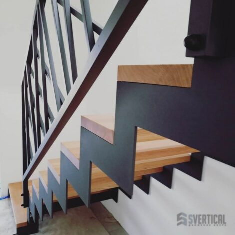 Вид косоура лестницы с поворотными ступенями 90° Открытого типа на Косоурах из стального листа