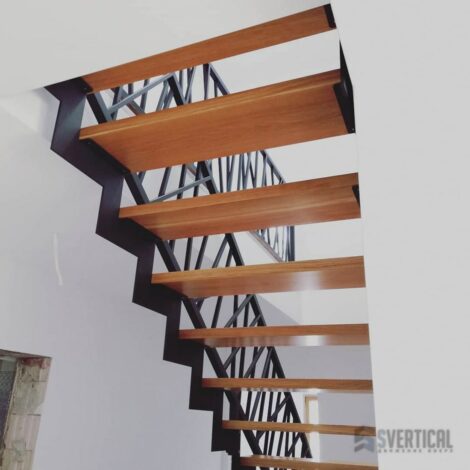 Вид снизу лестницы с поворотными ступенями 90° Открытого типа на Косоурах из стального листа