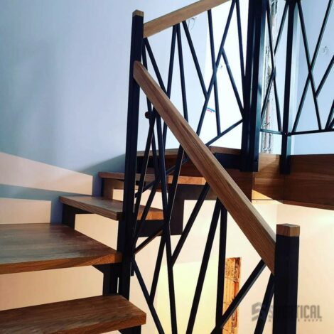 Ограждение лестницы с поворотными ступенями и площадкой 180° Открытого типа на Косоурах