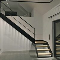 Лестница с площадкой 90° Открытого типа на широких Тетивах