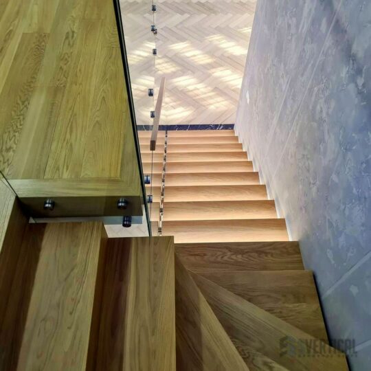 Вид с второго этажа Консольной лестницы с поворотными ступенями 90°