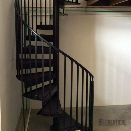 Вид сбоку Спиральной лестницы с площадкой 355° Открытого типа