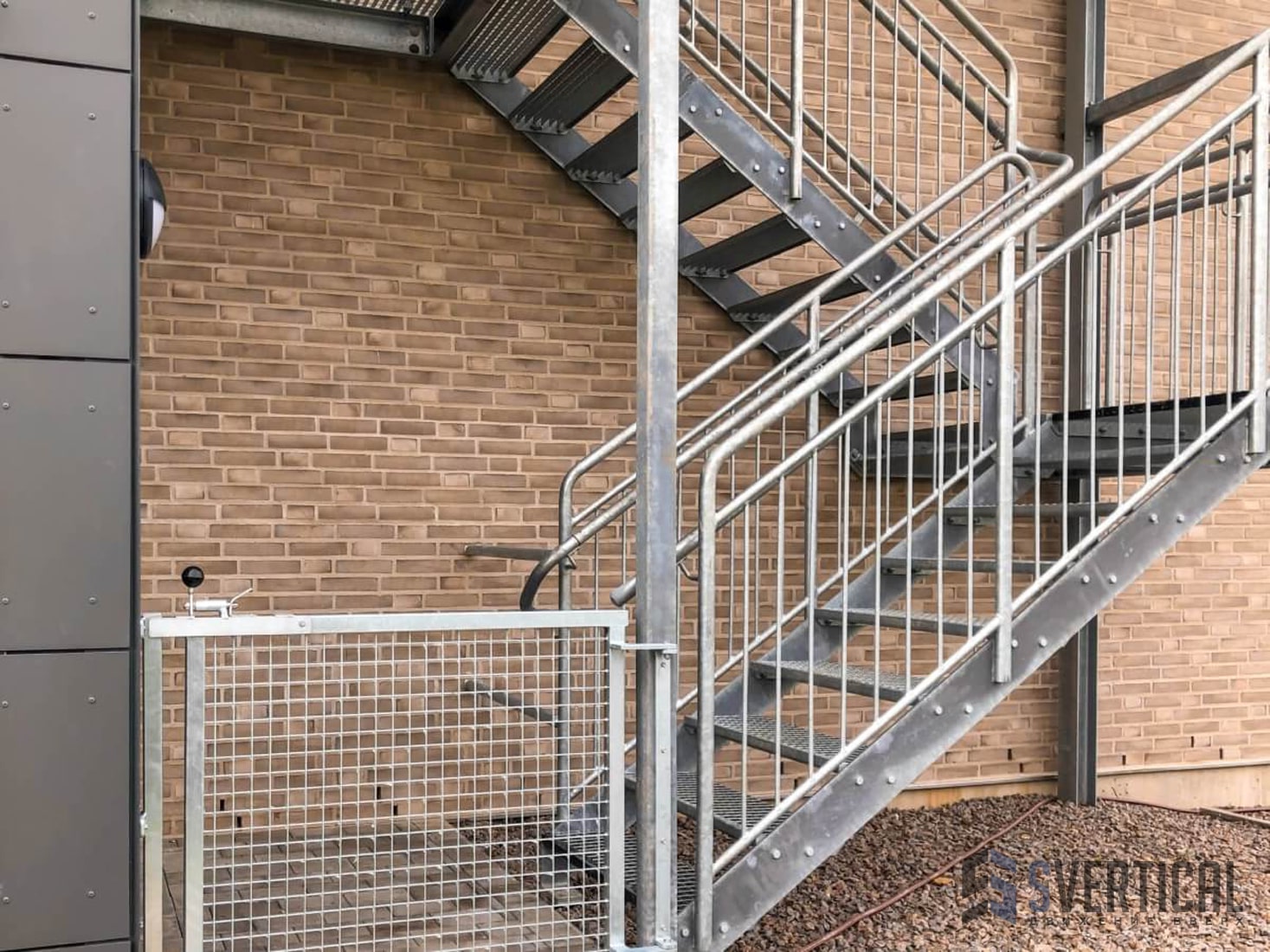 Лестница h1. Наружные лестницы оцинкованные металлические. Промышленная лестница. Лестница производственная. Боковые крышки уличной лестницы нержавейка.
