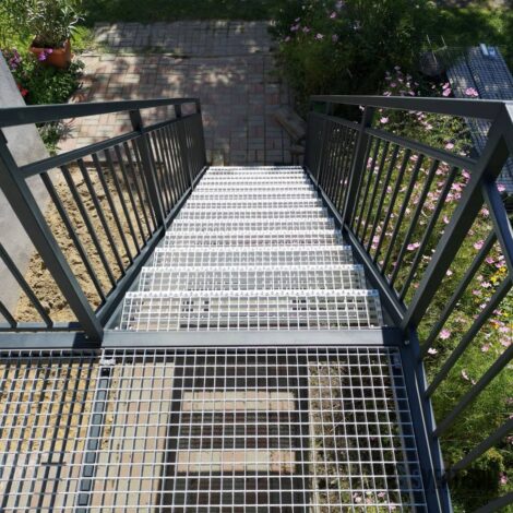 Вид сверху уличной цельнометаллической лестницы с площадкой 90°