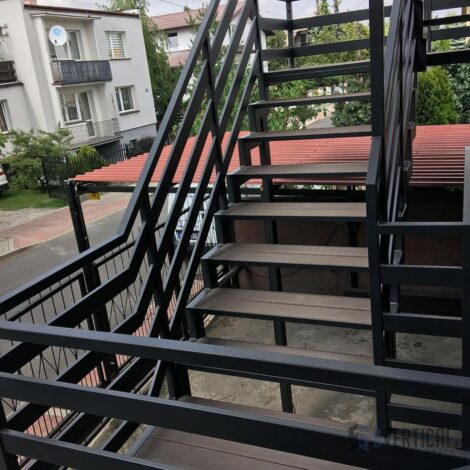 Вид ограждения уличной лестницы облицованной ДПК