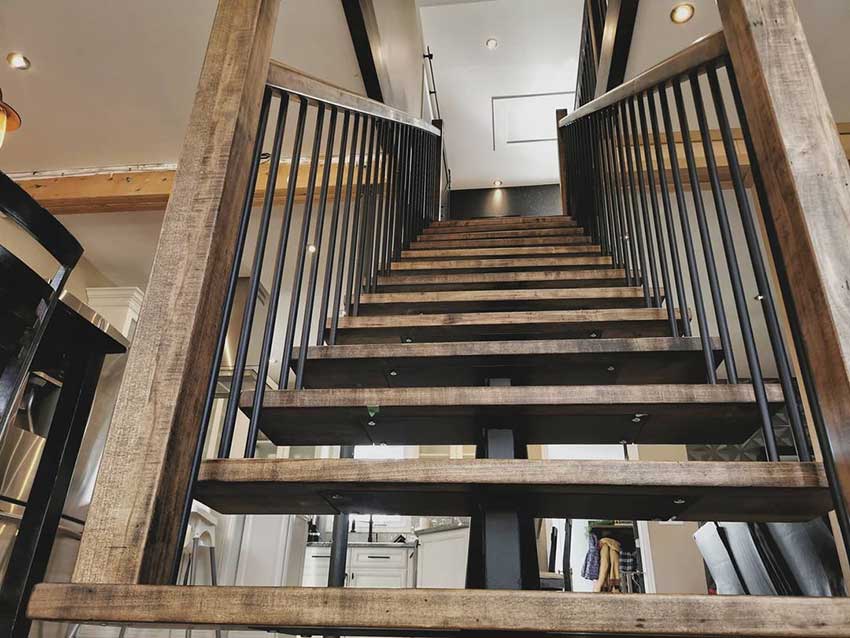 Как выбрать недорогую готовую лестницу на второй этаж