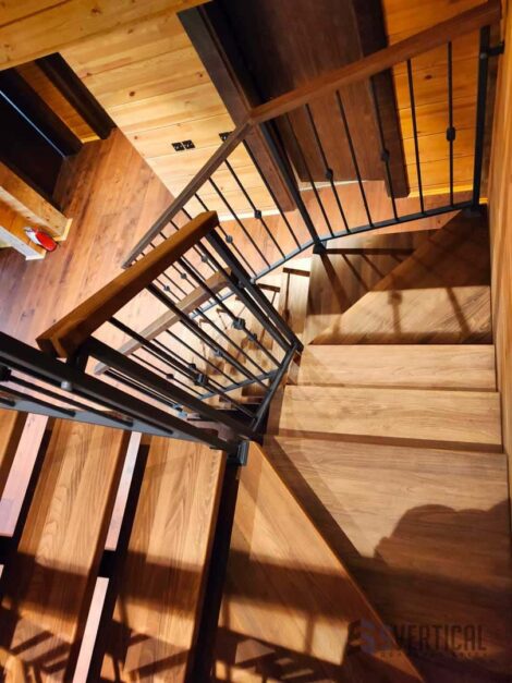 Облицовка лестницы Открытого типа с забежными ступенями из Бука