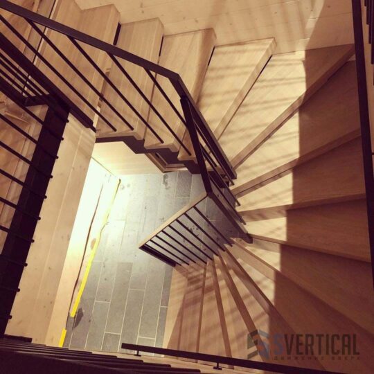 Облицовка лестницы Закрытого типа с забежными ступенями Буком