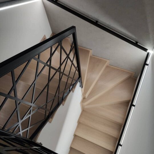Облицовка лестницы Закрытого типа с забежными ступенями из Лиственницы