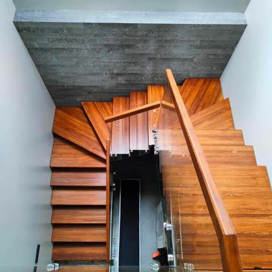 Облицовка лестницы Открытого типа с забежными ступенями из Ясеня